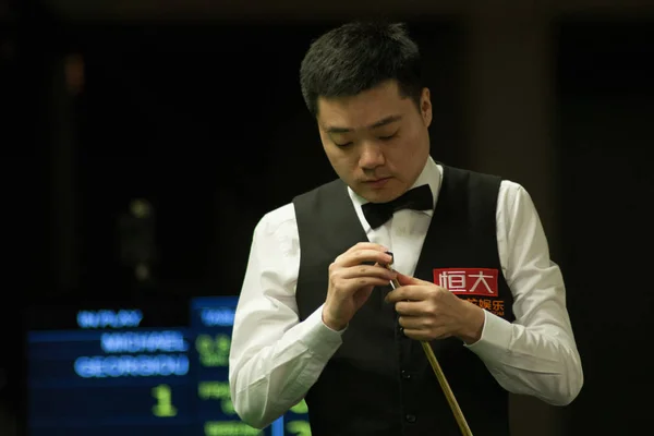 Ding Junhui China Considera Tiro Para Michael Georgiou Inglaterra Sua — Fotografia de Stock