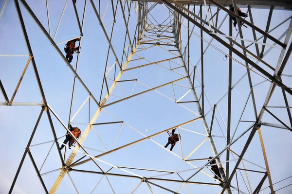 Trabalhadores Chineses Instalam Pilão Eletricidade Temperaturas Congelamento Abaixo Graus Celcius — Fotografia de Stock