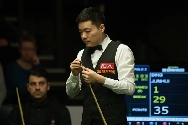 Ding Junhui Kina Anser Ett Skott Till Michael Georgiou England — Stockfoto