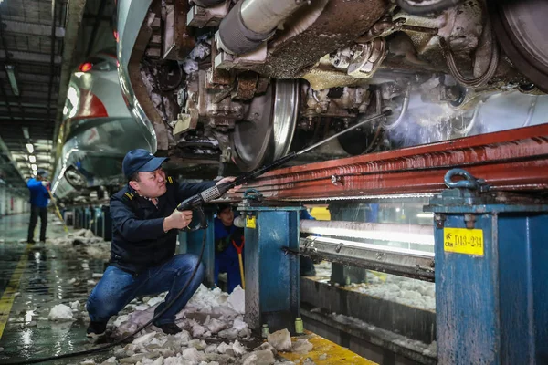 Trabajador Chino Manguera Agua Para Limpiar Hielo Nieve Tren Bala —  Fotos de Stock