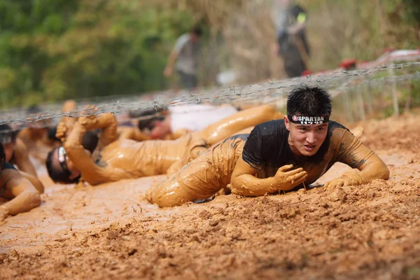 Concorrenti Partecipano Percorso Ostacoli Spartan Race Nella Città Shenzhen Provincia — Foto Stock