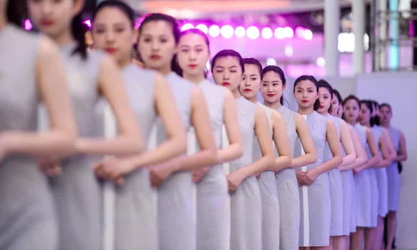 Las Azafatas Chinas Alinean Durante Una Vista Previa 15ª Exposición — Foto de Stock
