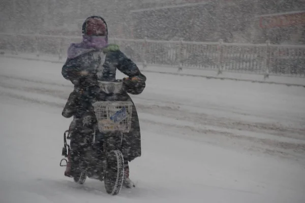 Biciklista Viselt Maszk Lovagol Egy Hóval Borított Során Havazás Weihai — Stock Fotó
