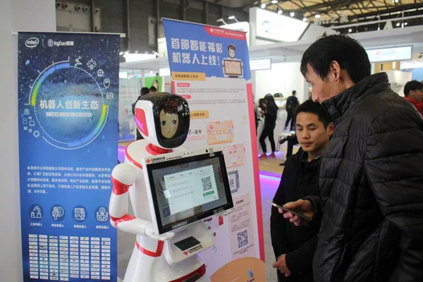 Los Visitantes Observan Robot Durante Appliance Electronics World Expo 2018 —  Fotos de Stock