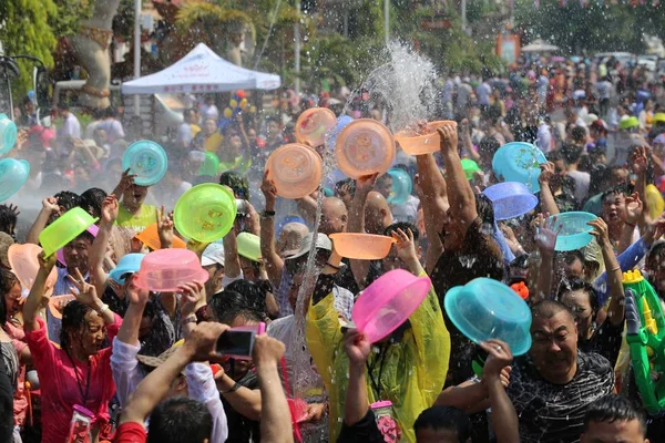 路上で景洪市 西双版納シーサンパンナ 中国南西部の雲南省 2018 散水祭りを祝うため 地元の人々 や観光客振りかける水 — ストック写真