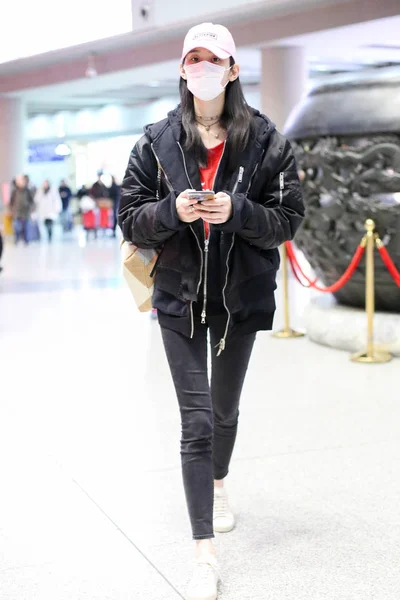 1月9日 中国名模西梦耀在中国北京首都国际机场合影 俗称明熙 — 图库照片