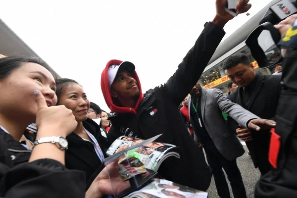 Βρετανική Οδηγό Lewis Hamilton Της Mercedes Ποζάρει Για Selfie Τους — Φωτογραφία Αρχείου