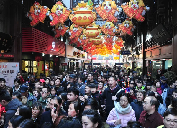 Turistas Lotam Jardim Jardim Yuyuan Segundo Dia Feriado Ano Novo — Fotografia de Stock