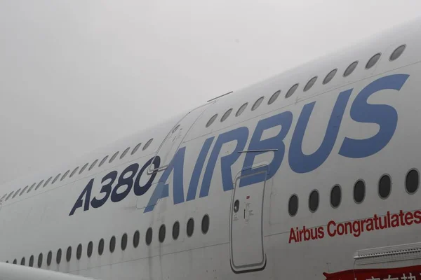 Airbus A380 Jumbo Jet Seen Landing Zhuhai Jinwan Airport Ahead — Stock Photo, Image