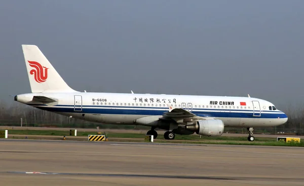 Egy Airbus A320 Típusú Repülőgéppel Sugárhajtású Repülőgép Air China Taxik — Stock Fotó