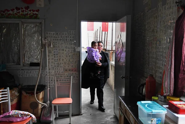 Дворічний Китайський Вундеркінд Імені Він Мейци Читає Символи Розміщені Стіні — стокове фото