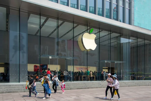 Пешеходы Проходят Мимо Магазина Apple Store Листом Логотипа Apple Inc — стоковое фото