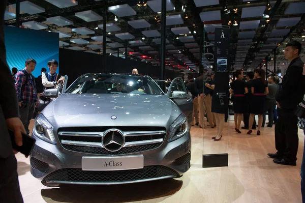 Ένα Αυτοκίνητο Mercedes Benz Class Είναι Στην Επίδειξη Στο Περίπτερο — Φωτογραφία Αρχείου