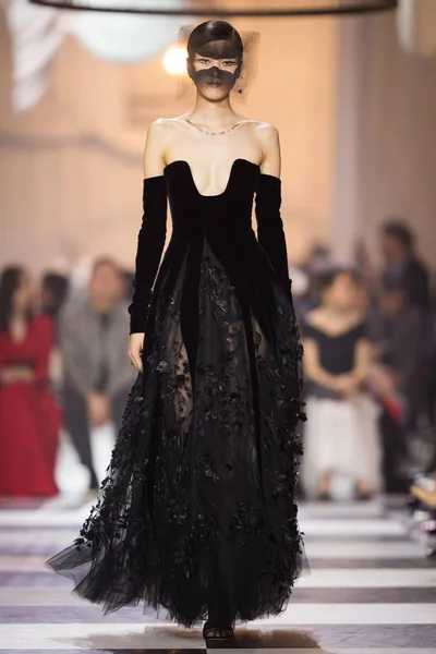 Modell Visar Skapelse Christian Dior Våren Sommaren 2018 Haute Couture — Stockfoto