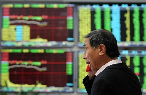 Seorang Investor Cina Berjalan Melewati Layar Yang Menampilkan Indeks Saham — Stok Foto