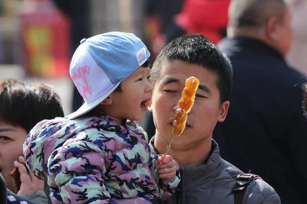 Китайский Отец Воспитывает Своего Ребенка Ярмарке Городе Циндао Провинция Шаньдун — стоковое фото