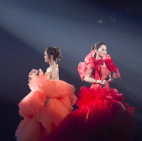 2018 日中国中央部の湖北省武漢市での 大爆笑ライブ 世界のコンサートの中に双子を実行香港ポップ デュオのジリアン チョンとシャーリーン チョイ — ストック写真