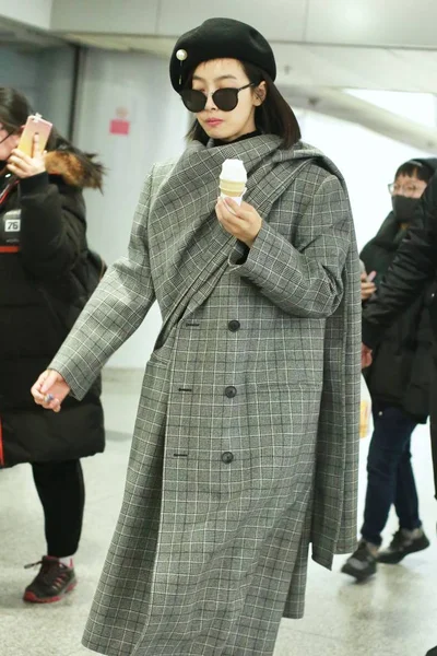 Chinese Singer Actress Victoria Song Song Qian Eats Ice Cream — Stock Photo, Image