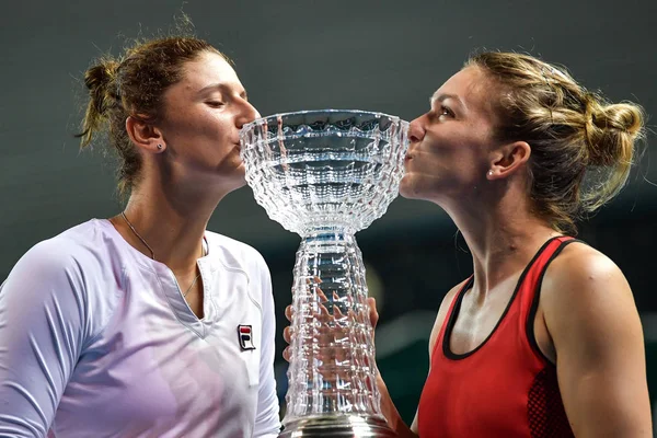 Симона Halep Праворуч Ірина Camelia Begu Румунії Поза Трофей Після — стокове фото