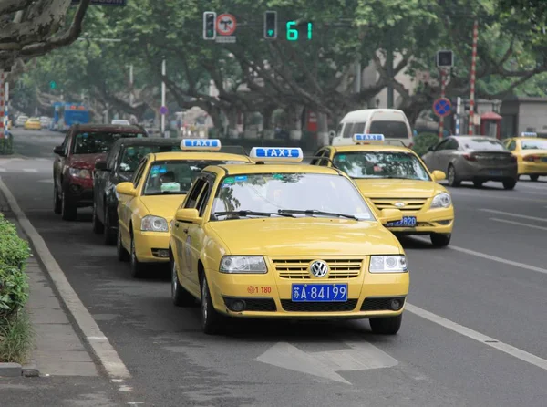 Ταξί Τρέχουν Ένα Δρόμο Στο Νανζίνγκ Πόλη Ανατολική Κίνα Της — Φωτογραφία Αρχείου