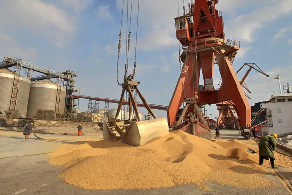2012年2月2日 中国東部江蘇省南通市の港で輸入大豆をバケツグラブが放出 — ストック写真