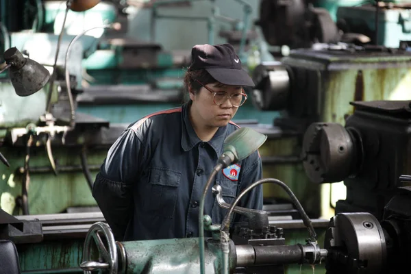 Čínská Dělnice Kontroluje Ocelářský Výrobek Závodě Huaibei Provincii Anhui Východní — Stock fotografie