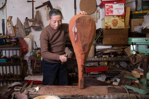 Artesano Chino Zhaolin Talla Pipa Instrumento Musical Chino Cuatro Cuerdas —  Fotos de Stock