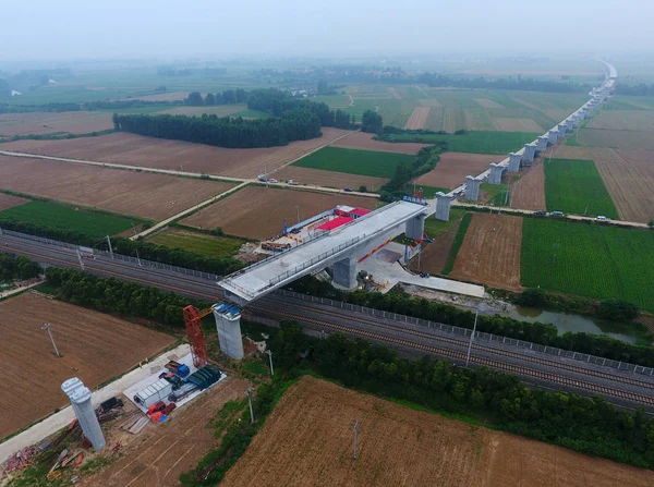 重さ4 500トンの桁橋は 漢江丹湖鉄道の上を反時計回りに74度回転させ 中国中部の湖北省市の浙州湾州の湖北区で高速道路のフライオーバーを形成する — ストック写真