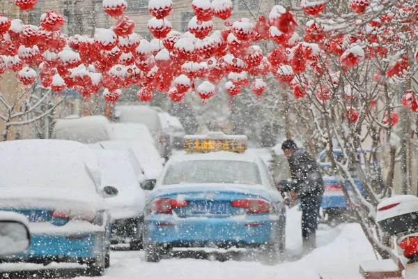 Een Taxichauffeur Wist Sneeuw Van Zijn Auto Een Sneeuw Yantai — Stockfoto