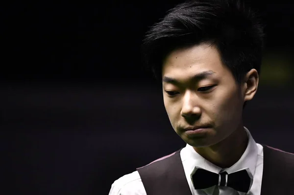 Lyu Haotian China Considera Tiro Para Mark Selby Inglaterra Sua — Fotografia de Stock