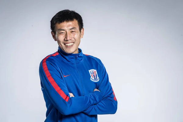 Exclusive Chinese Soccer Player Qin Sheng Shanghai Greenland Shenhua Позирует — стоковое фото