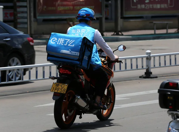 Mensajero Entrega Comida Empresa China Ele Monta Moto Para Entregar — Foto de Stock