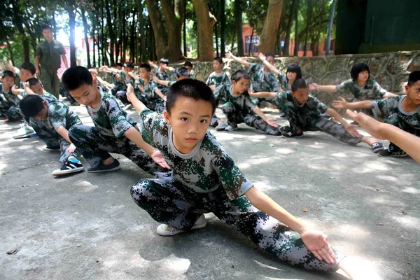Kínai Gyerekek Megtanulják Harcművészetek Nyári Vakáció Egy Iskolában Suichuan Megye — Stock Fotó