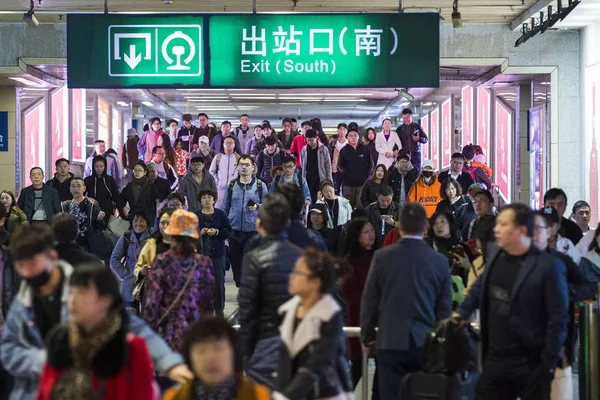 Kinesiska Passagerare Som Tillbaka Från Qingming Festivalen Eller Den Grav — Stockfoto