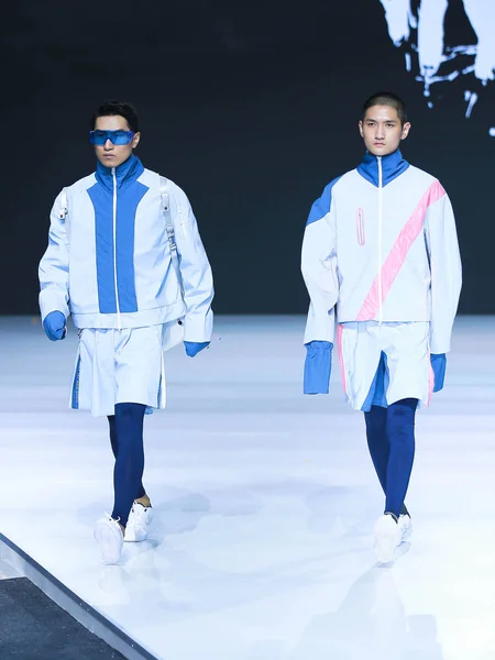 Modelos Muestran Creaciones Sportswear Por Graduados Durante Desfile Moda Para — Foto de Stock