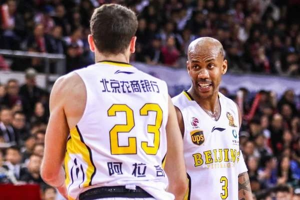 Stephon Marbury Beijing Flydragon Right Talks Teammate Wael Arakji 38Th — Stock Photo, Image