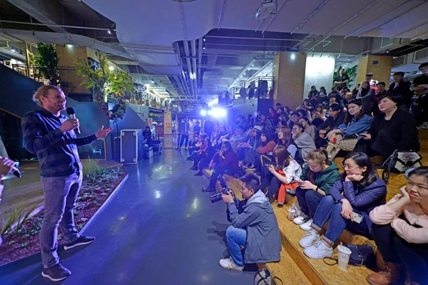 Artista Holandês Florentijn Hofman Esquerda Interage Com Fãs Durante Evento — Fotografia de Stock