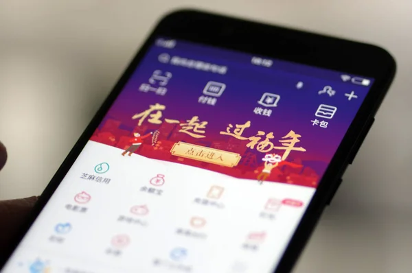Пользователь Китайского Мобильного Телефона Использует Приложение Китайского Онлайн Платежного Сервиса — стоковое фото