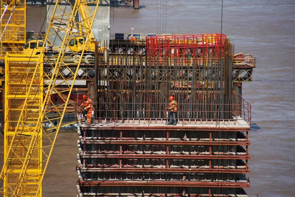Chińskich Pracowników Pracy Budowie Mostu Yushan Odnoga Linii Połączyć Miasta — Zdjęcie stockowe