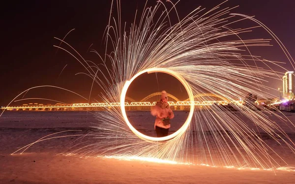 Turista Agita Los Fuegos Artificiales Congelado Río Songhua Ciudad Harbin — Foto de Stock