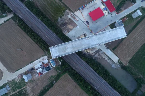 Eine 500 Tonnen Schwere Trägerbrücke Wird Grad Gegen Den Uhrzeigersinn — Stockfoto