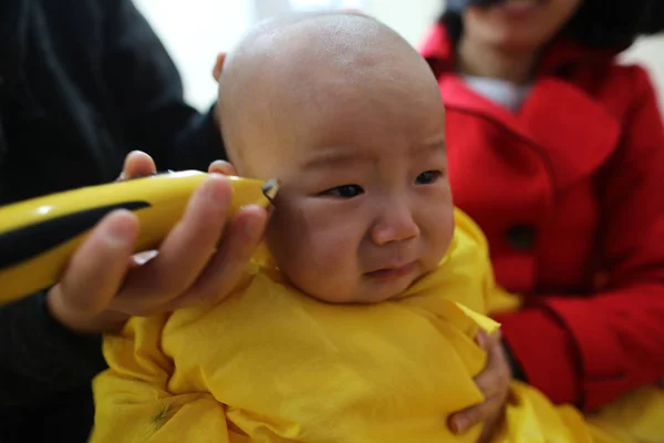 Китайский Ребенок Плачет Время Стрижки Волос Отпраздновать Фестиваль Longtaitou Известный — стоковое фото