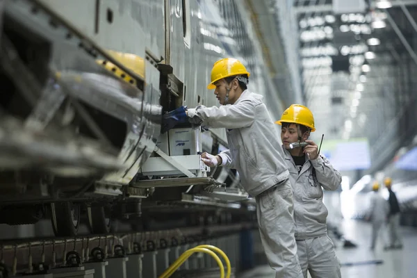 2017年3月28日 中国技术人员在中国西北陕西省西安市维修站检查一列Crh 中国铁路高速 子弹头列车 — 图库照片