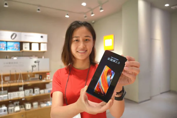 Персонал Показывает Смартфон Mix Компании Xiaomi Магазине Xiaomi Городе Ханьдань — стоковое фото