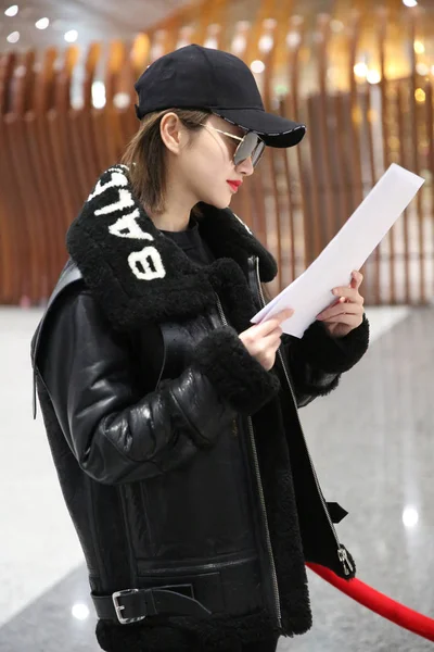在中国北京首都国际机场 看到中国女星景田身穿全黑眼镜戴太阳镜 — 图库照片
