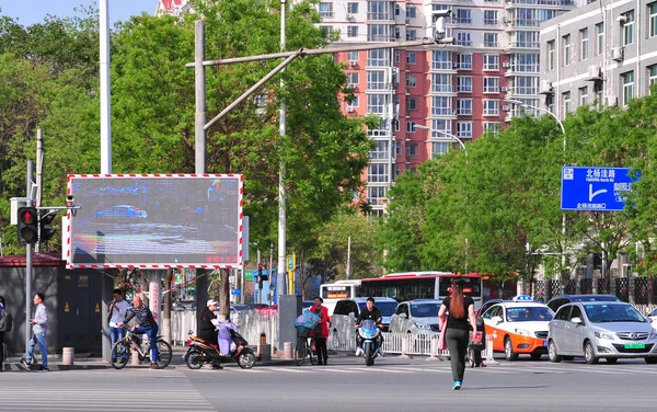 보행자의 베이징 이스트도로와 스트리트의 십자가에서 불법적으로도로를 보행자의 이미지를 불빛에서도로를 가로질러 — 스톡 사진