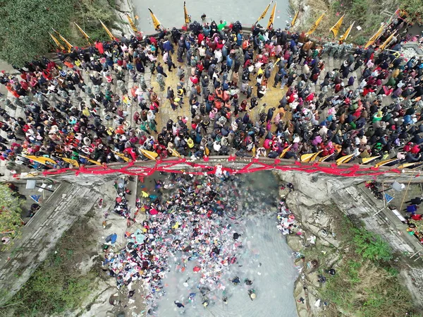 中国の人々 が紙幣を捨てるし を意味する英語の平和と静けさを祈る幸運と言わ町 綿陽市 中国南西部の四川省 日民俗祭り中に祝福の 橋の上を歩く — ストック写真