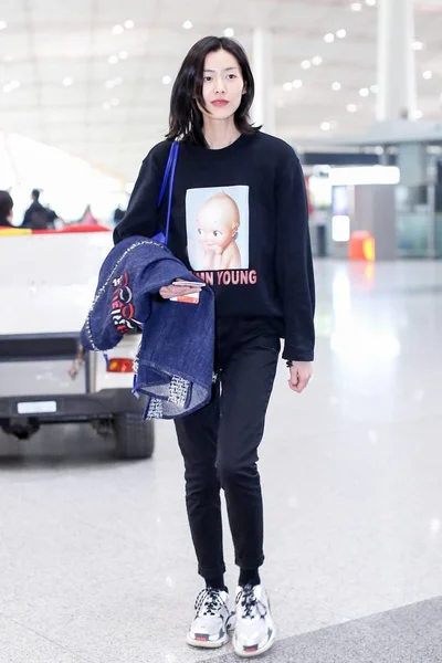 Modella Cinese Liu Wen Arriva All Aeroporto Internazionale Beijing Capital — Foto Stock