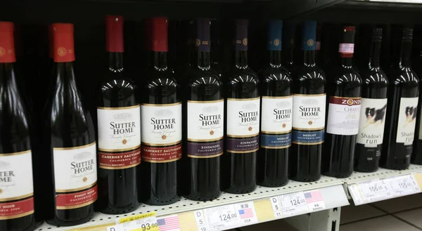 Bestand Flessen Wijn Geïmporteerd Uit Zijn Koop Een Supermarkt Shanghai — Stockfoto