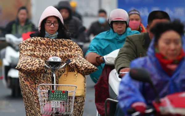 Велогонщики Пальто Против Похода Холодной Волне Дороге Городе Наньтун Провинция — стоковое фото